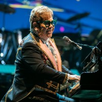 Elton John ne bo več tvital