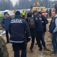 protest, policija, gradnja kanalizacijskega kanala