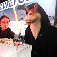 Cosplayerji preučujejo akcijske figurice Jazwares Star Wars Micro Squadron