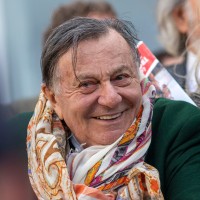 Barry Humphries je bil igralec, pisatelj in producent, znan po svojih satiričnih in šaljivih likih