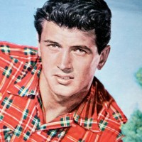 Rock Hudson je bil izjemno privlačen in prodoren igralec v Hollywoodu v petdesetih in šestdesetih le