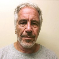 Jeffrey Epstein - vodja pedofilske mreže, ki je razburkala svetovno javnost
