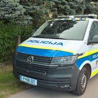 simbolična, policija, prometna-enota, policijska-enota-s-službenimi-psi