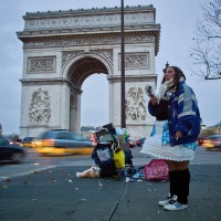pariz, revščina, bogata država, social, brezdomec, slavolok