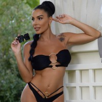 Pevka Mia Borisavljević je skupaj z možem Bojanom Grujićem odprla fitnes center v Valjevu, ki je bil kmalu po odprtju popolnoma razbit.