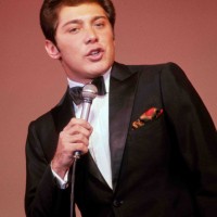 Paul Anka je uspel še kot najstnik, zato se dobro drži tudi po sedmih desetletjih nastopanja