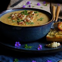 Cvetačna juha in česnov kruh