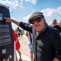 Brian Johnson junija letos na odkritju svojega kipa