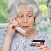starejša ženska, kreditna kartica