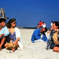 Zaključek prvega filma, ko Richard, Gwen in Larry sedijo na plaži, Bernie prileti na glavo k njim na