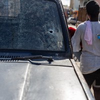 haiti oborožene tolpe razbito steklo avto šiša