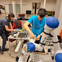 Pri delu so jim pomagali industrijski roboti in študenti mentorji z UL FE. (foto UL FE)