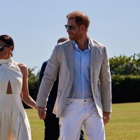 Princ Harry s soprogo Meghan Markle, ki ga trdno drži za roko ..