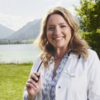 Igralka Caroline Frier kot dr