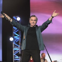 Neil Diamond, legenda, rojen januarja 1941, je prodal več kot 130 milijonov plošč