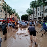 poplave15. Prostovoljci čistijo ulico.