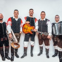 Album S tabo sreča je doma je poklon slovenski glasbi, pravijo člani ansambla Brloga