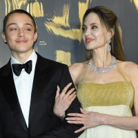 Angelini Jolie se je na rdeči preprogi pridružil sin Knox Jolie-Pitt