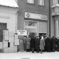 razprodaja moških srajc v prodajalni tovarne Mura