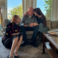Bruce Willis - Ob strani mu stoji vseh pet hčera in tudi nekdanja žena Demi Moore