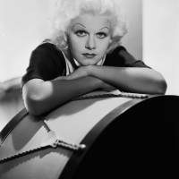 Jean Harlow (1911–1937) je bila prva hollywoodska platinasta blondinka, ki je navdihnila tudi Mary