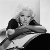 Jean Harlow (1911–1937) je bila prva hollywoodska platinasta blondinka, ki je navdihnila tudi Mary