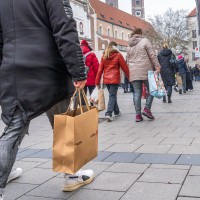 ljudje ulica nakupi