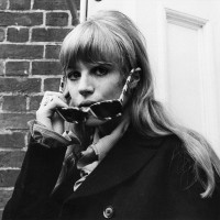 Marianne Faithfull (1946–2025) ni bila samo vsestranska vrhunska umetnica, pač pa je v življenju p