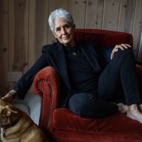 Joan Baez predlani v času izida njenega dokumentarca Jaz sem Hrup (2023)