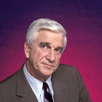 Leslie Nielsen, veliki igralec parodij kanadskega rodu, pred kratkim je minilo 99 let od njegovega r