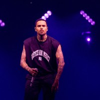 Chris Brown - Chrisa Browna so aretirali zaradi suma fizičnega napada na glasbenega producenta