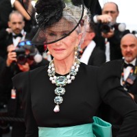 Cannes, Helen Mirren - Helen Mirren je šokirala z ogrlico narejeno iz več kot 400 karatov dra