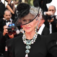 Cannes, Helen Mirren - Helen Mirren je šokirala z ogrlico narejeno iz več kot 400 karatov dra