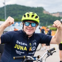 Miha Deželak med dobrodelno etapo Dežele junakov – nasmeh in dvignjeni pesti za otroke