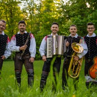 Mladi korenjaki prihajajo iz Štajerske in na slovenski glasbeni sceni delujejo že od leta 2006