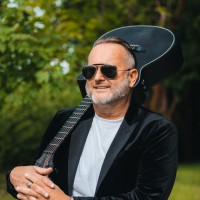 Miki Vlahovič pravi, da za skladbo najprej naredi glasbo, na katero potem poskuša spisati besedilo