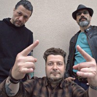 Njihova glasba združuje grunge, indie, post-punk in hard rock – temačno, spevno in energično