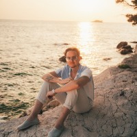 Gino Marino se glasbi posveča že od malih nog, čeprav ni rojen na Dalmaciji, je odraščal ob poslušan