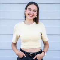 Veronika Strnad - 23-letna Veronika se je rodila v zelo glasbeno družino, njen oče je vsestranski gl