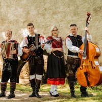 Slovenska glasbena scena je bogatejša za svež glas in čustveno skladbo z močnim sporočilom