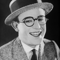 Harold Lloyd, eden od velike trojice nemega filma s Chaplinom in Keatonom, je bil tudi največji zasl