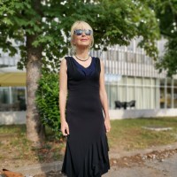 Včasih jo preseneti tudi kak nenavaden pogovor ali dogodek na ulici
