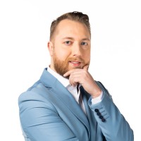 Aleksander Pozvek - Aleksander Pozvek je stand up komik, novinar oddaje Svet na Kanalu A in imitator