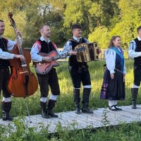 Ansambel sestavljajo Lovro Šenk, Andrej Oblak, Martin Grdadolnik, Gašper Purkat in Neja Bohinc