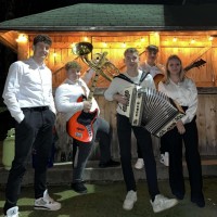 Ansambel Vklop sestavljajo Kristijan Čonč (harmonika), Miha Grosek (kitara, vokal), Klemen Golob (b