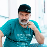 Dalaj Egol, Recycleman - !!! RecycleMan je lahko vse kar Dalaj Egol hoče, da je - od DJ-ja do raperj