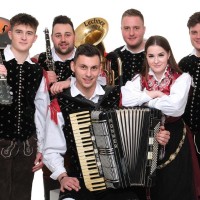 Ansambel Sladki greh sestavljajo Dejan Hren, Igor Sabadin, Nejc Težak, Staš Žabot, Rene Zamuda in pe