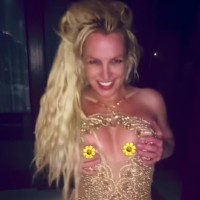 Britney Spears - Že nekaj tednov deli različne fotografije in videoposnetke, na njih pa pomankljivo