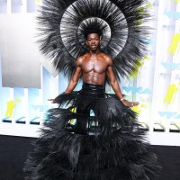 Lil Nas X - !!! Lil Nas X je priljubljen raper, ki pogosto buri duhove