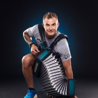 Anže Zavrl iz skupine Gadi bo na Ljubljanskem maratonu pretekel 42 kilometrov s harmoniko